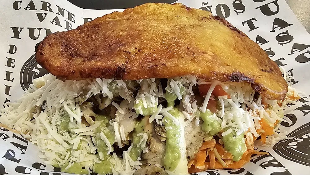 Patacon Amarillo Con Carne Asada